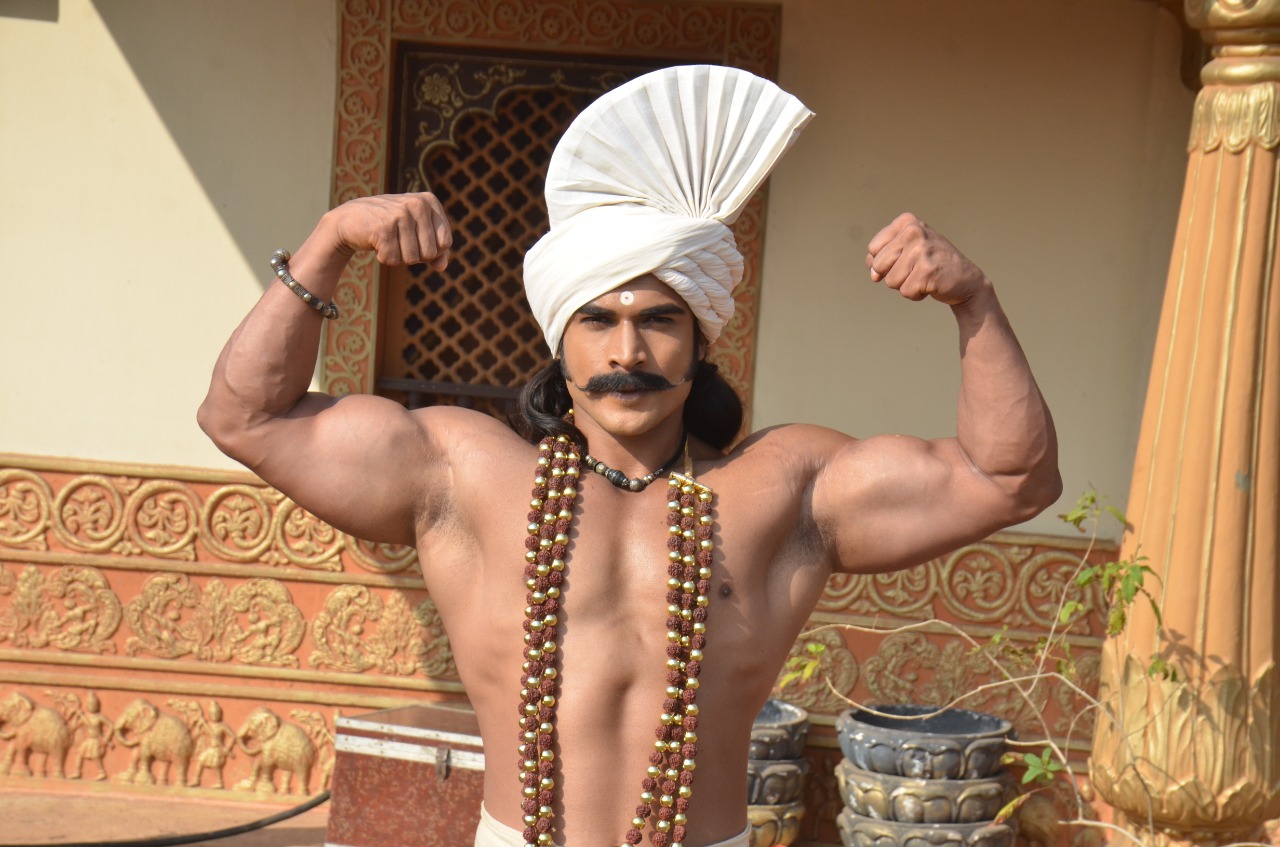 Vishal Nikam doing workout on the sets of Jyotiba tv serial on star pravah