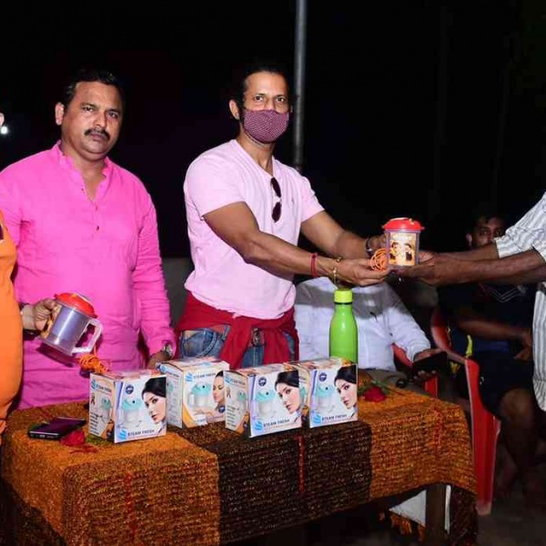 hariom marathi movie team donates steamer and food to covid front line workers