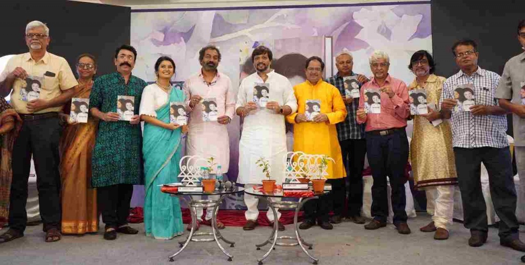 PrajaktPrabha a New book of Poetry collection by Marathi Actress Prajakta Mali launched