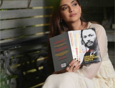 Sonam Kapoor unveils the cover of Rakeysh Omprakash Mehra's debut book 'The Stranger In The Mirror'