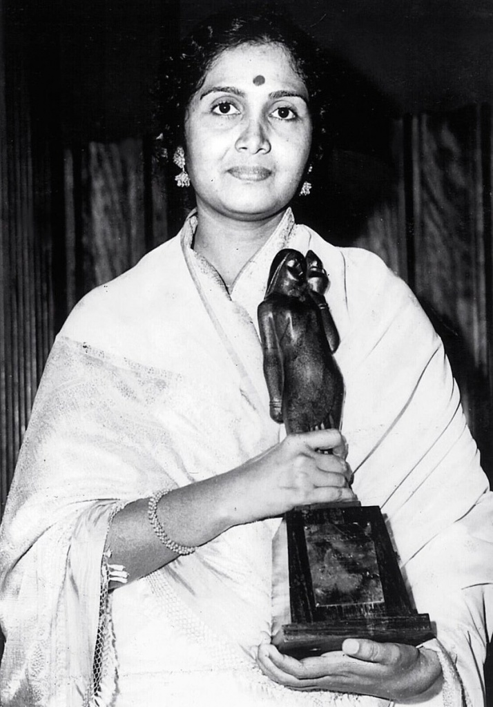 sulochana latkar with award