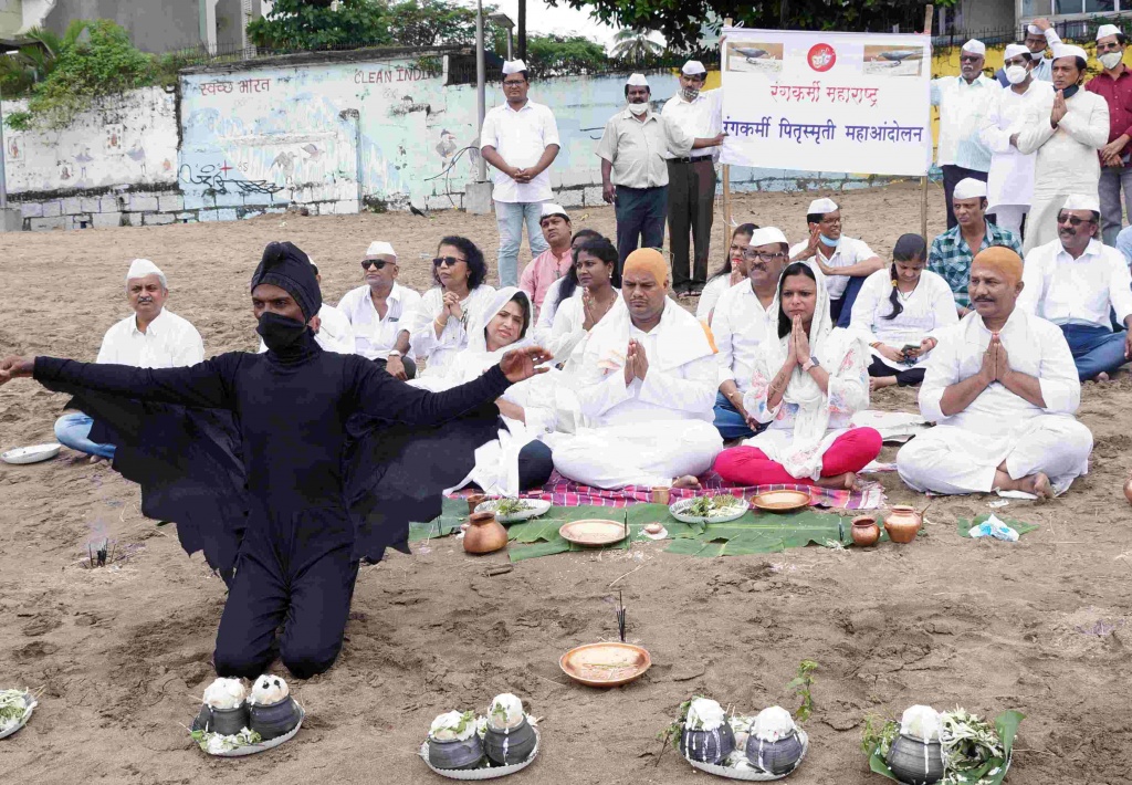 Rangkarmi Andolan Maharashtra's 'Pitrusmriti Andolan' was held at Dadar Shivaji Park today