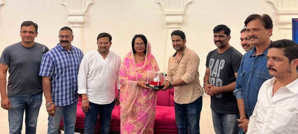 Sher Shivraj Movie Team paid a courtesy call on Rajmata Shrimant Chhatrapati Kalpanaraje Bhosale at Jalmandir Palace, Satara 